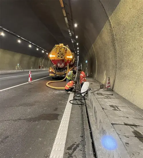 江津隧道排水渠清淤